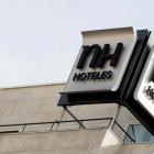 El logo del grupo NH Hoteles, visto desde la terraza de uno de sus hoteles en la ciudad de Madrid. /-SERGIO PEREZ (REUTERS)