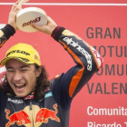 El turco Can Oncu celebra su victoria y récord en el podio de Cheste (Valencia).-MIGUEL LORENZO