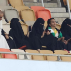 Seguidoras del Al-Alhi presencian el histórico partido celebrado en el estadio Rey Abdulá, en Yeda, el 12 de enero.-/ AFP