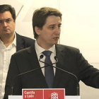 Óscar López detrás de Carlos Martínez en un acto de partido en Soria durante la campaña electoral de las municipales. / Ú.S.-