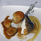 El pescado ofrece muchos posibilidades de platos, como el bacalao con setas de la imagen.