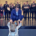 Suárez-Quiñones aupa a una niña que reclamó en voz alta a su "papá" condecorado.-MARIO TEJEDOR