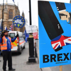 Cartel contrario al ’brexit’ ante el Parlamento británico en Londres.-AFP / BEN STANSALL