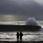 Dos marroquís frente al mar durante una inusual tormenta en Rabat, el 8 de enero.-/ AFP / FADEL SENNA