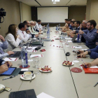 Reunión entre patronal y sindicato-JAVIER LIZÓN (EFE)