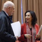 José Manuel Maza conversa con la presidenta de la Comisión de Justicia del Congreso, Margarita Robles.-EFE / KIKO HUESCA