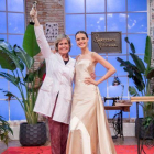 Rosa León con la modelo Blanca Padilla, que lleva el vestido que le dio la victoria en la segunda temporada de Maestros de la costura.-RTVE