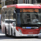 El autobús urbano pasando por Ramón y Cajal.-Valentín Guisande