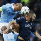 Benzema disputa un balón ante Kompay en el encuentro ante el Manchester City.-REUTERS / PHIL NOBLE