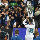 Cristiano Ronaldo, con la Copa, en Kiev.-/ SERGEI SUPINSKY