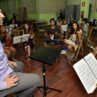 El nuevo director de la Joss, Borja Quintas, dirige el primer ensayo con los músicos. / ÁLVARO MARTÍNEZ-