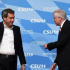 Markus Soeder (Izquierda), primer ministro de Baviera, y Horst Seehofer, ministro del Interior federal.-AP / CRISTOF STACHE