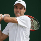 Roberto Bautista, en ación en Wimbledon ante Cilic.-AP /DANIEL LEAL-OLIVAS