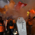 Manifestación de trabajadores de Alcoa de Avilés y A Coruña ante el Ministerio de Industria por el conflicto laboral que afrontan.-VICTOR LERENA / EFE