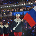 Alexandr Zubkov, con la bandera rusa en el desfile de Sochi, es uno de los deportistas sancionados por dopaje.-ALBERTO PIZZOLI (AFP)
