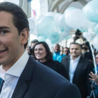 El candidato conservador a las presidenciales austriacas, Sebastian Kurz, saluda a sus simpatizantes en un acto en Viena (Austria).-EFE / CHRISTIAN BRUNA
