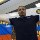 El jefe de los ultras rusos, con la bandera de su país.-AP / ALEXANDER ZEMLIANICHENKO