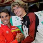Rafael Nadal y Alexander Zverev, los dos número 1, se saludan tras el sorteo, en Valencia.-/ EFE / MANUEL BRUQUE