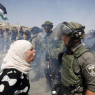 Una mujer palestina discute con un policía fronterizo israelí durante una protesta contra los asentamientos judíos en la aldea cisjordana de Nabi Saleh, cerca de Ramallah.-REUTERS / MOHAMAD TOROKMAN