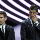 Messi y Ronaldo, durante la gala para elegir al mejor jugador de la Champions, en una imagen de archivo.-REUTERS / ERIC GAILLARD