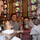 Arriba, Bergoglio bautizando en febrero en la parroquia que dirige el sacerdote soriano Pablo Hernando, el cual aparece abajo a la izquierda también en un bautismo familiar.-