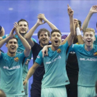 Los jugadores del Barça celebran su triunfo en los penaltis en Murcia.-EFE