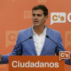 El presidente de Ciudadanos, Albert Rivera, durante la rueda de prensa posterior a la reunión que la Ejecutiva Nacional de su partido celebró ayer en la sede de Madrid.-EFE/J. J. Guillén