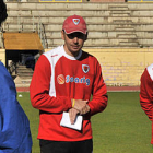El técnico del Numancia, Pablo Machín, se dirige a sus jugadores en un entrenamiento. / DIEGO MAYOR-