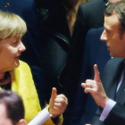 Merkel y Macron, en la cumbre europea en Bruselas.-REUTERS / JULIEN WARNAND