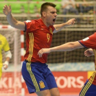 Lozano celebra con Miguelín tras marcar ante Kazajistán-RAUL ARBOLEDA / AFP