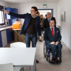 El director general de Polí­ticas de Apoyo a la Discapacidad, Ignacio Tremiño, visita la residencia para personas con enfermedad mental de Asovica junto a Juan José Milla, presidente de ASOVICA-CONCHA ORTEGA / ICAL