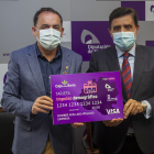 Carlos Martinez y Benito Serrano con el cheque bebé - MARIO TEJEDOR