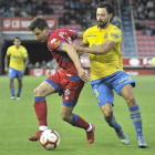 Guillermo Fernández pugna con De la Bella en el último partido de liga de esta temporada entre el Numancia y Las Palmas.-VALENTÍN GUISANDE