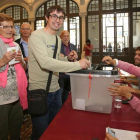 Votantes en el Ateneu de Igualada.-MARC VILA