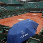 La lluvia ha provocado la suspensión de la jornada en Roland Garros.-REUTERS