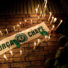 Velas en homenaje a las víctimas del siniestrado avión del club brasileño Chapecoense, en Bogotá, este martes.-EFE / LEONARDO MUÑOZ