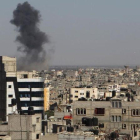 Una columna de humo en Rafah tras el bombardeo israelí.-AFP / SAID KHATIB