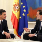 El presidente del Gobierno, Mariano Rajoy, conversando con Pedro Sánchez.-DAVID CASTRO