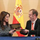 Silvia Clemente y Fernando Rey sellan el acuerdo.-ICAL