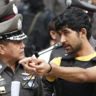 El sospechos indica a la policía el lugar en que entregó la bomba con explosivos durante la recreación del atentado.-Foto: EFE / RUNGROJ YONGRIT