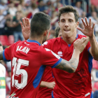 Guillermo celebra con Oyarzun uno de los tres goles que ha marcado hasta el momento.-MARIO TEJEDOR