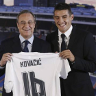 Florentino Pérez y Mateo Kovacic, en la presentación del croata como nuevo jugador del Madrid.-Foto: EFE / JUAN CARLOS HIDALGO