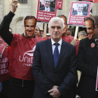 El laborista John McDonnell, reunidos con los empleados que protestas ante el Banco de Inglaterra-ANDY RAIN
