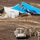 Vehículos militares se acercan al lugar del siniestro del avión ruso Airbus A321, en el desierto del Sinaí.-AP
