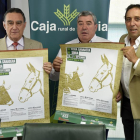 Anselmo García, Gustavo Rupérez y Raúl Lozano sostienen los carteles de esta nueva edición ferial.-VALENTÍN GUISANDE