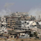 Columnas de humo desde edificios durante bombardeos del régimen para retomar el control del distrito de Leramun, en manos de los rebeldes, en el noroeste de Alepo, el 26 de julio.-AFP / GEORGE OURFALIAN