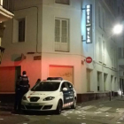 Una patrulla de los Mossos vigila la calle de Sant Josep, donde está el hotel Vila. En el suelo, papeletas de votación.-ÓSCAR HERNÁNDEZ