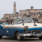 Unos turistas se desplazan en taxi por La Habana, el 8 de enero del 2014.-Foto: AFP / YAMIL LAGE
