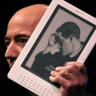 Jeff Bezos, con uno de sus Kindle.-AFP