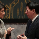 La embajadora de EEUU ante la ONU, Nikki Haley, conversa con su homólogo chino, Wu Haitao.-DREW ANGERER